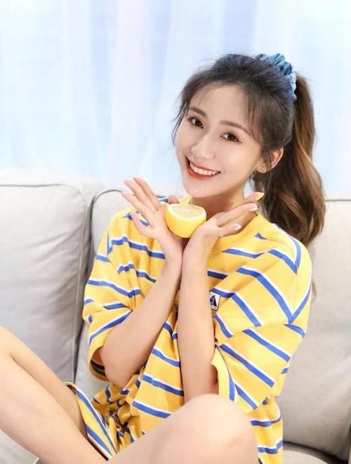 长发直发失宠了，今年流行丸子发型、碎发高马尾，简单清爽易打理