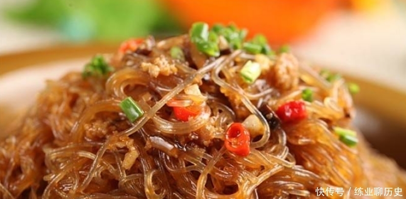 做蚂蚁上树,粉条泡好直接下锅炒就错了,先做这一步,粉条不粘锅