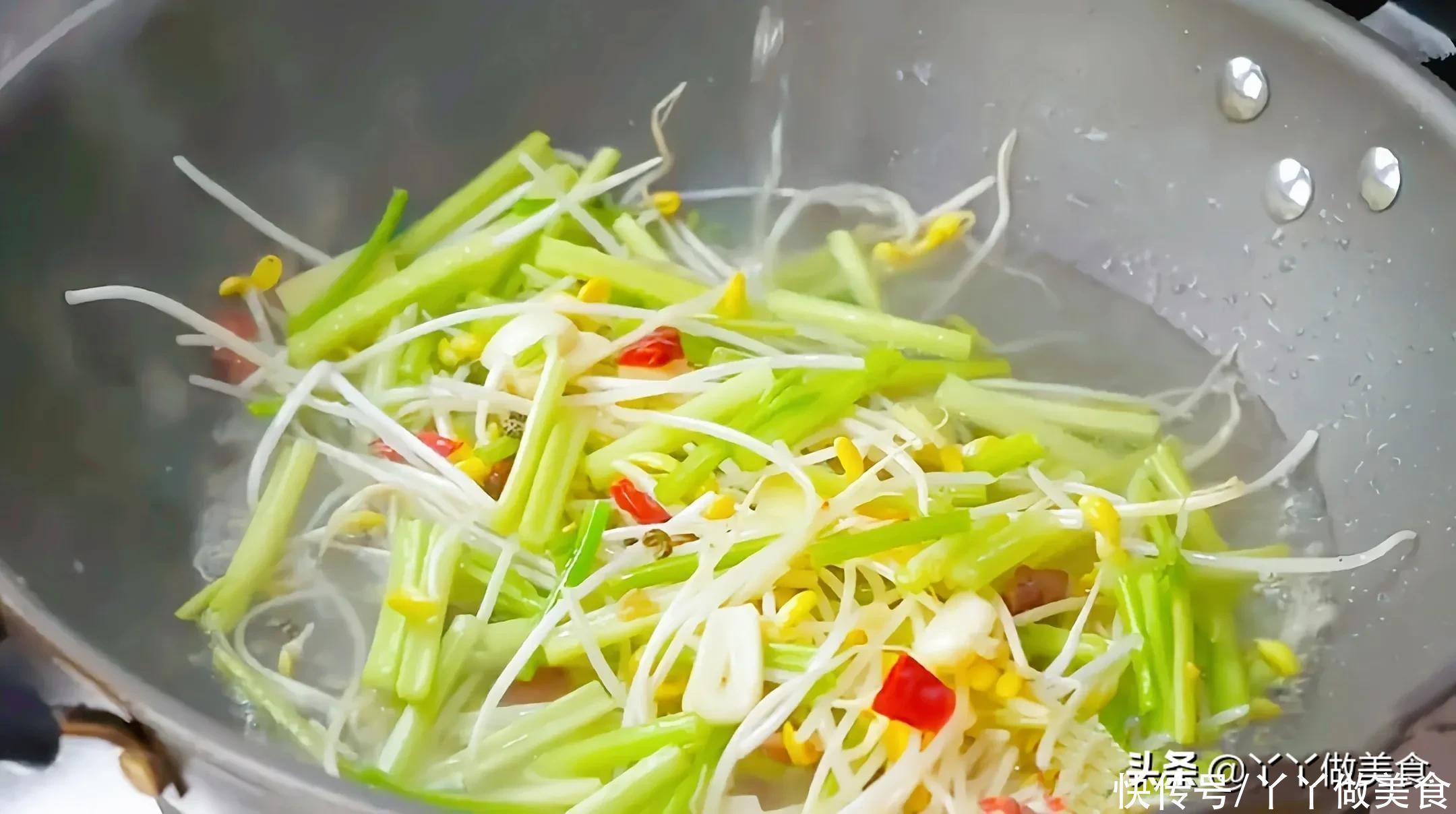 面条别煮着吃了,教你一个做新法,我家一周能吃上7回,比肉都香