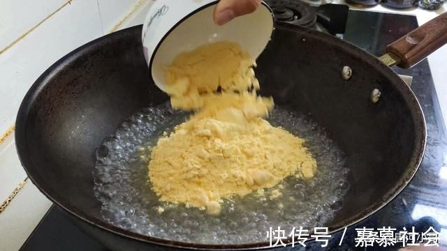 玉米面最好吃做法，开水锅里一倒，瞬间变美味，全家老小都爱吃