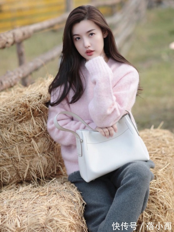 卷发 早春建议多穿“毛衣”,搭配阔腿裤的技巧+思路在这里,显瘦显高