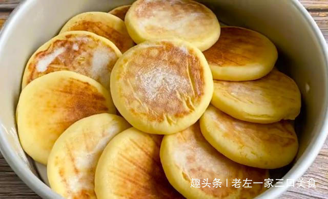 宅在家里做美食,玉米面粗粮发面饼,一压一个,柔软细腻口感好