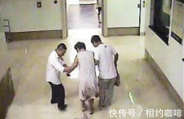 医院|孕妇即将生产被送医院,走到半路,孩子竟从肚子里掉出来了!