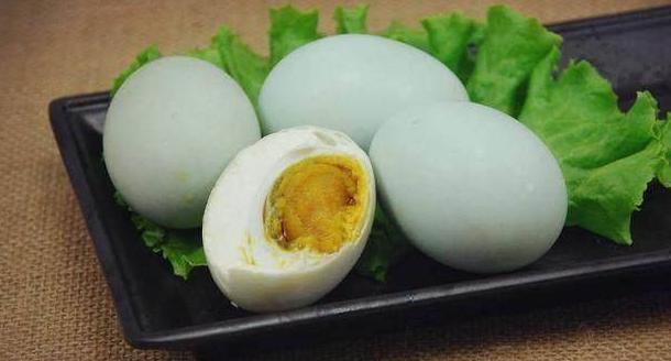 咸鸭蛋|经常吃咸鸭蛋对身体健康是好是坏什么人不能多吃今天告诉你