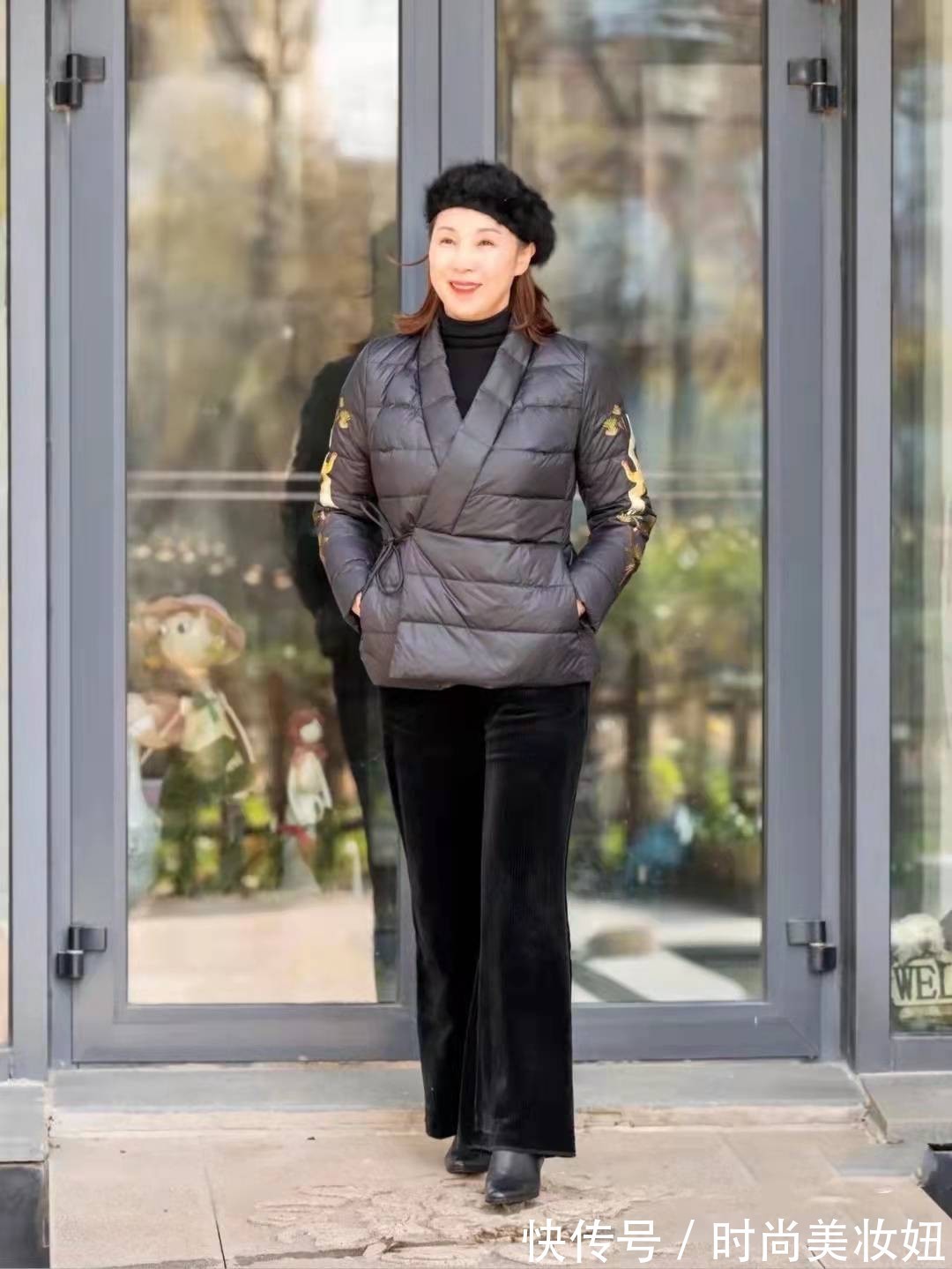 黑色 65岁的女人新年怎么穿?看看这位奶奶的搭配,优雅大气又高级