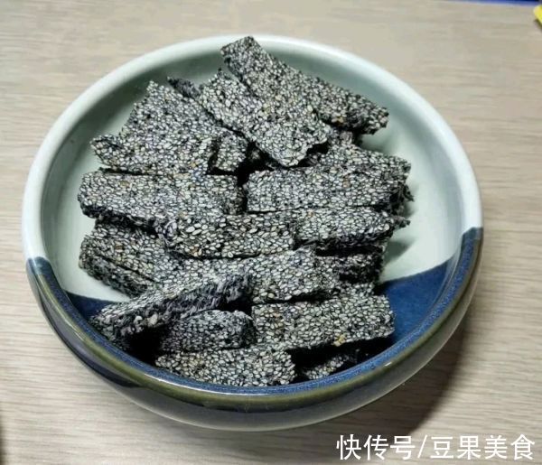 配着这盘棉花糖芝麻糖，米饭可以吃三大碗