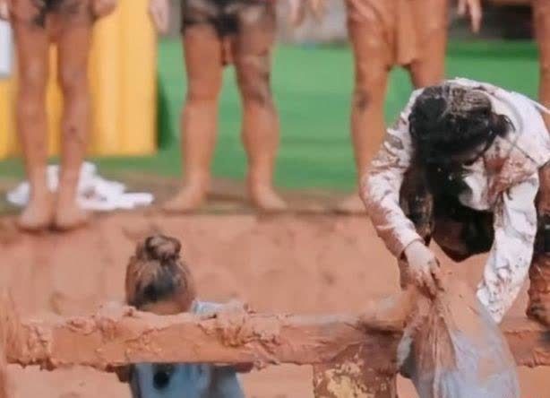 嘉宾 《跑男》泥潭游戏:baby2次被袭击正脸,宋雨琦满嘴都是泥