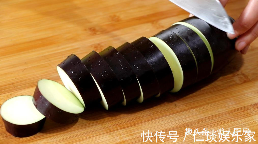 下饭|先蒸后炒,做出来的茄子不吸油,配上牛肉末一起炒,下饭好吃