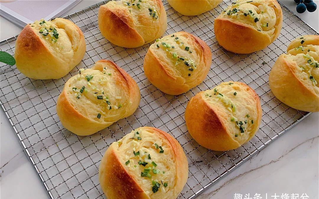 黄油25克|分享一款面包真独特,蒜香浓郁松软拉丝,吃一口就停不下来