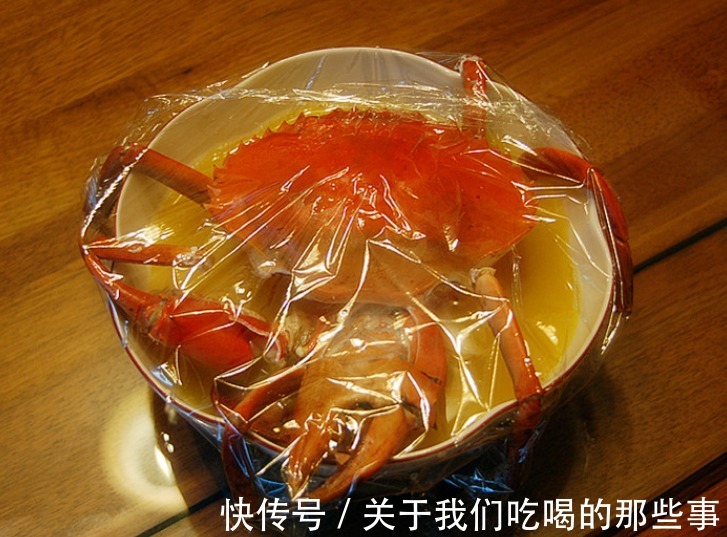 冷藏|螃蟹吃不完，最忌直接冷藏，学会2个小妙招，放1周还鲜活，不掉肉
