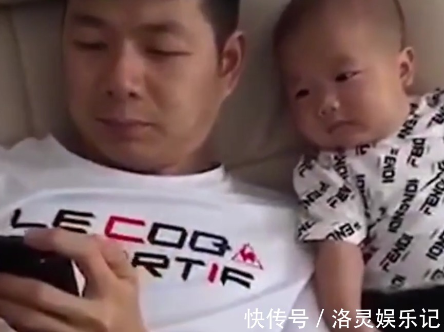 表情|萌娃喝果汁,戏精附体表情丰富,网友:完美模仿了宝爸的姿态