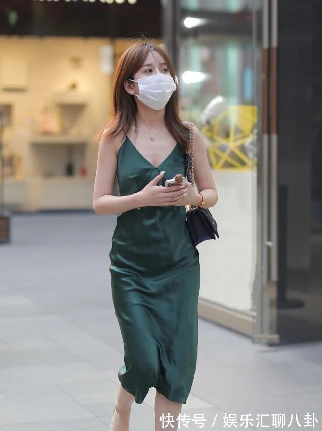 高跟鞋|成熟美女穿上一身蓝色礼服,总透着一种清新、淡雅的气质
