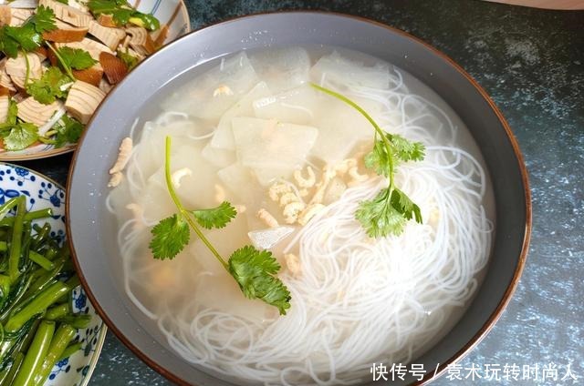 四菜一汤成本不到50元，有鱼有肉有青菜，网友饭馆最少150