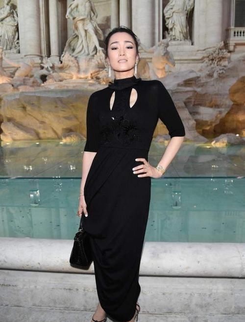 ?女人到了中年，这才是你该有的穿搭：大衣+阔腿裤，时髦又减龄