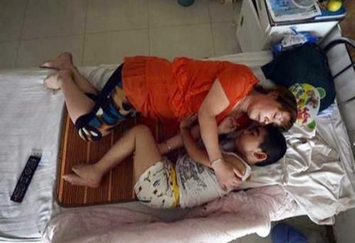 动作|宝宝对妈妈的爱有多深？从睡觉的小动作能看出来，你家娃有几个？