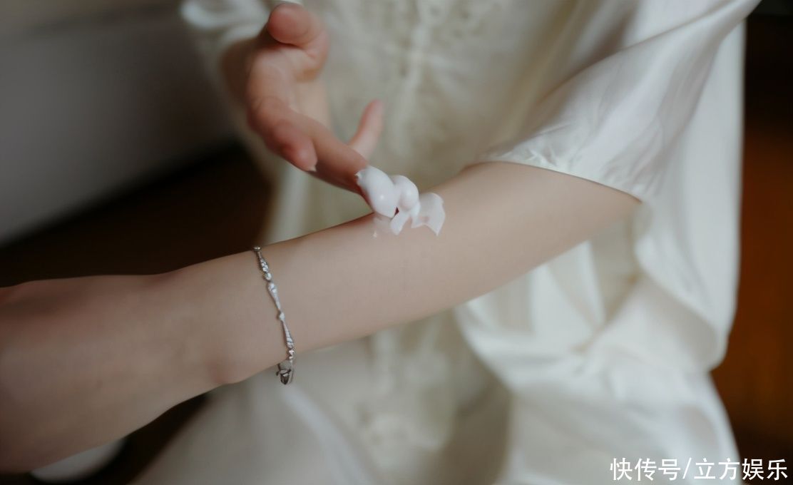 董花花|董花花晒全身护理图，肤白貌美大长腿依旧比不过隔壁单身的张大奕