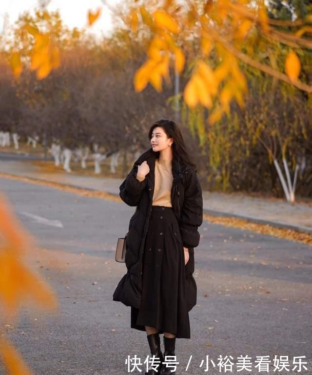 要注意|阔腿裤也该收一收了,最近流行“羽绒服+半身裙”,小个子也适合