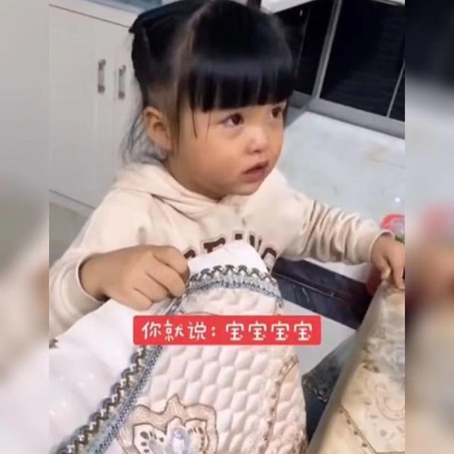 孩子|萌娃偷玩宝妈的化妆品被抓,还把宝妈安排得明明白白,也太有爱了