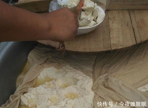 恶心|这位大姐卖的街边小吃,看的让人恶心,吃起来却令人欲罢不能