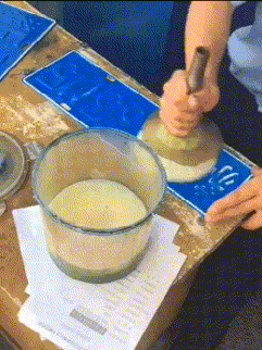 |搞笑GIF段子:家里的蚊帐都快被这傻狗的玩坏了