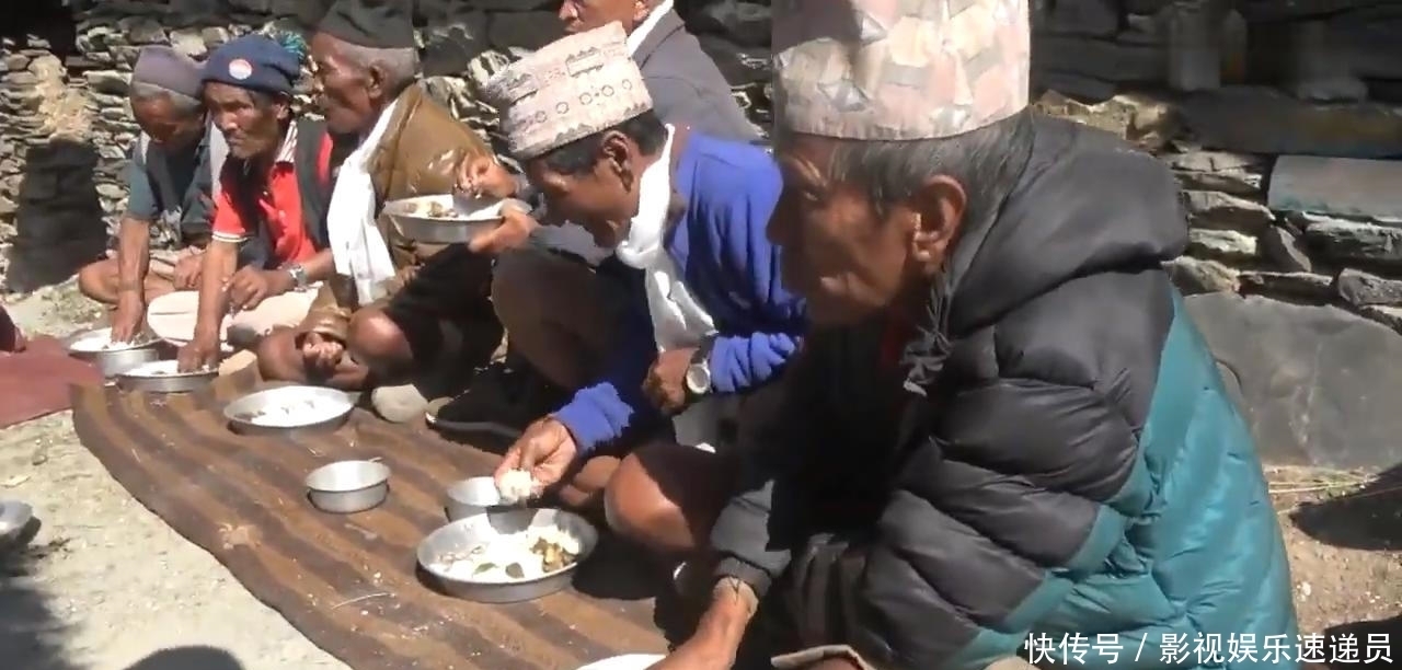 农村|尼泊尔农村大型酒席,场面壮观,只吃一个菜咖喱羊肉配米饭