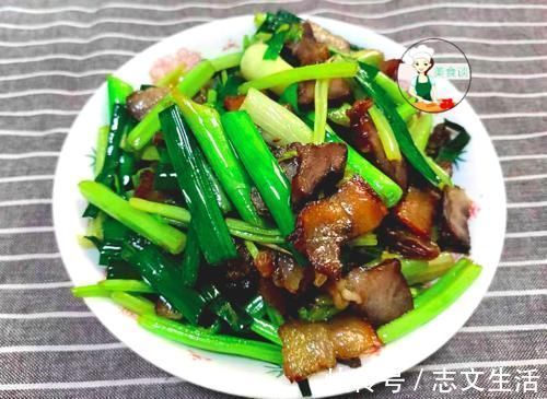 蒜苗|年夜饭必吃的小炒菜，炒一炒5分钟就上桌，鲜香开胃，下酒又下饭