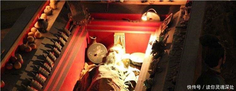 千年古墓让人脊背发凉, 八十人盗墓无一生还, 机关设的太巧妙!