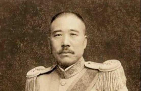 姨太太|此人不良嗜好样样精通,姨太太就有24个,却很多人被称为爱国将领