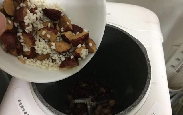 花生|花生和它们是绝配,坚持每天喝一杯,不到2元,补血养颜气色红润