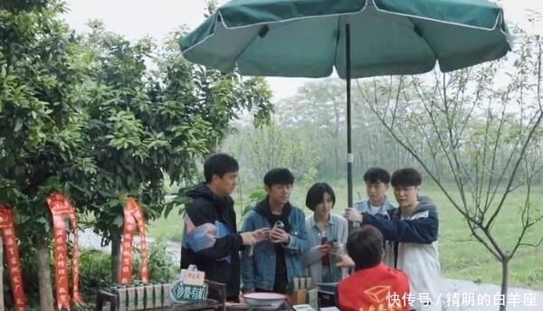 黄磊 张艺兴是《向往》中,唯一不敢喝特仑苏的人,喝一口就要赔钱