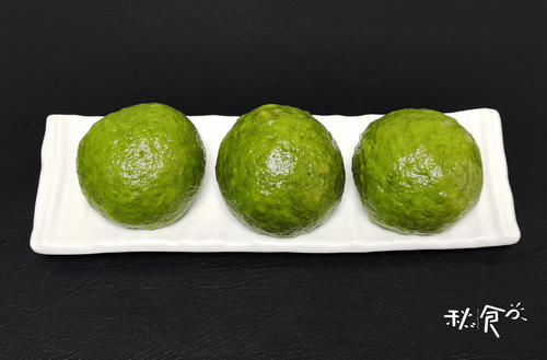 春天濕氣重，做饅頭用這碗“草汁”來(lái)和面，清香翠綠，好吃還養(yǎng)人