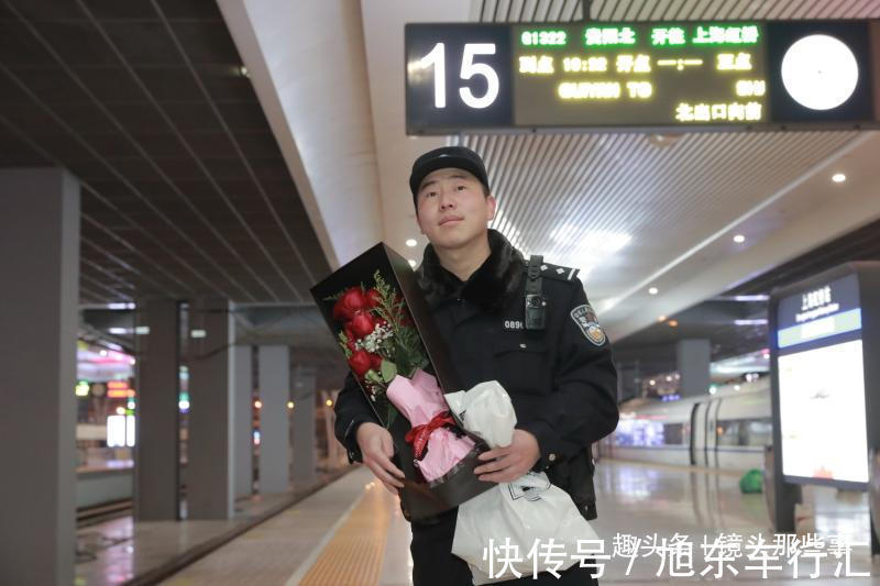 付圆圆&小小站台上,这个军人和4岁双胞胎女儿团聚了35分钟!