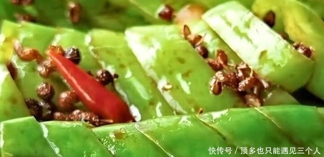 母亲用40年的老方法腌制辣椒,上午腌下午吃,酸辣脆爽,开胃下饭