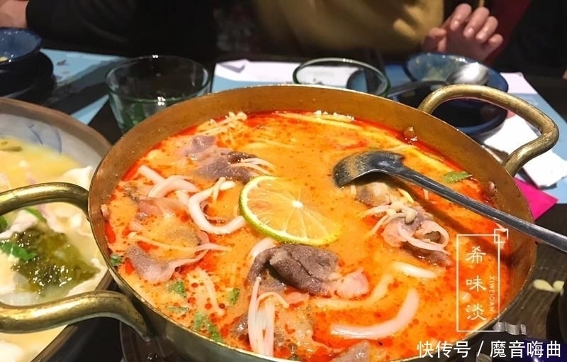 周末邻居请下馆子,摆满一桌,全是特色菜,老公:点菜有水平!