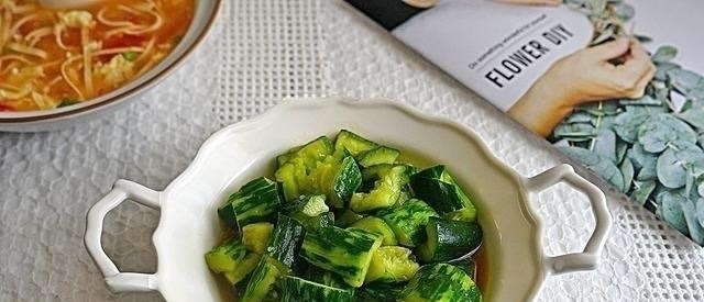 中午，买11块钱的菜，做了3菜1汤，在朋友圈火了，网友想来蹭饭