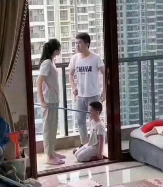 爸爸|“儿子,老爸也怕你妈啊”,一个家庭有多和睦,就看爸爸有多怂