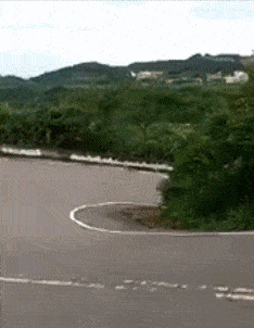 |搞笑GIF：这种场面太尴尬 吓得我赶紧关上了门