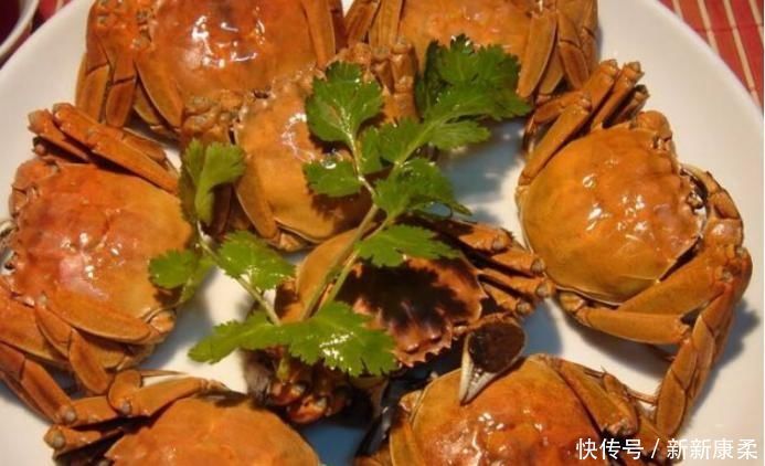 中国游客去德国吃大闸蟹，给了400块刚想离开，却被德国老板喊住