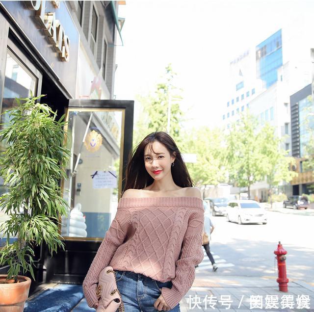 韩国女神露肩装穿搭紧身牛仔裤，性感迷人凸显大长腿