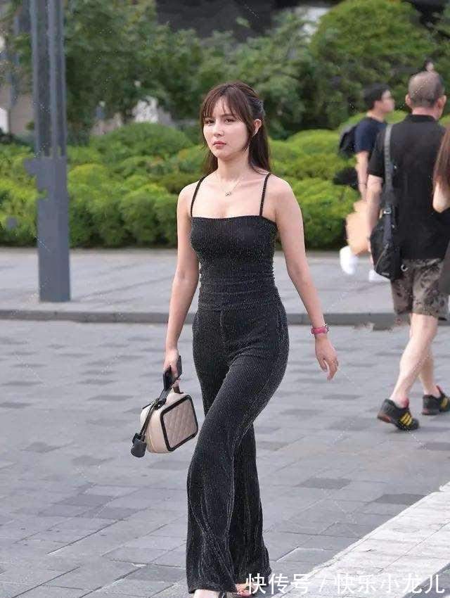 下摆 瑜伽裤的穿搭时尚更省心,穿出时尚美女率真的个性,温柔得体