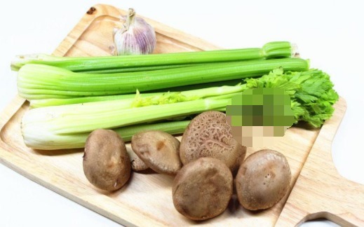 芹菜这样炒,虽是素菜,吃起来比肉还香,成本只要几块钱