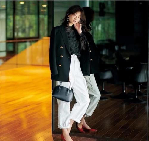 时髦女人春天都爱穿白裤子！白裤子的7种搭配，清新又气质