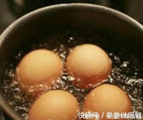 煮鸡蛋,别只会加盐,再加一勺“它”,口感更鲜嫩,剥壳更容易!