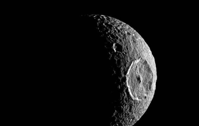 土卫一:太阳系第二十大卫星,样子像极了星球大战中的“死星”