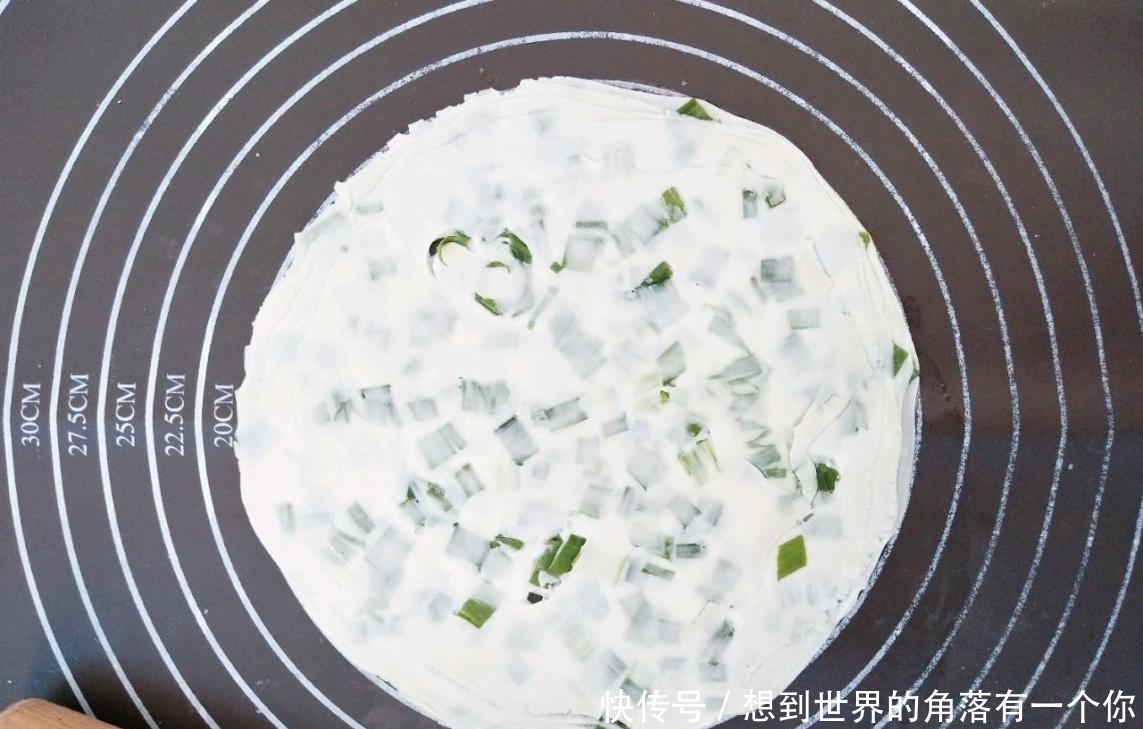 剩下的饺子皮怎么办？加点葱花擀成饼，煎一煎，满口酥脆