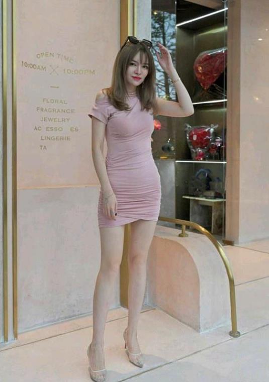 一貌倾城|一貌倾城的美女, 一条针织开叉连衣裙, 时尚优雅女人味十足