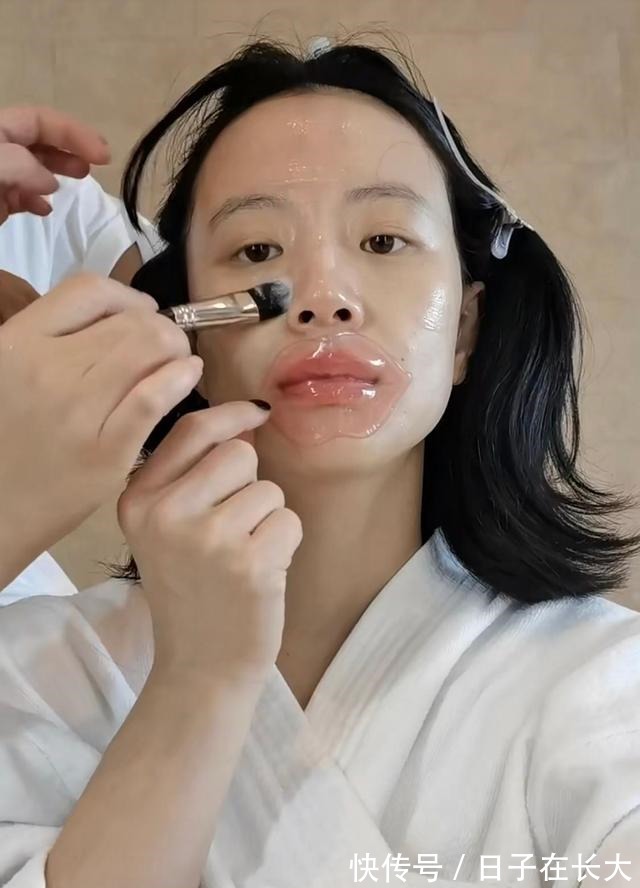 姐妹们 涂口红时拔干还没唇形1个步骤+3个技巧,远离唇纹妆感还更高级!