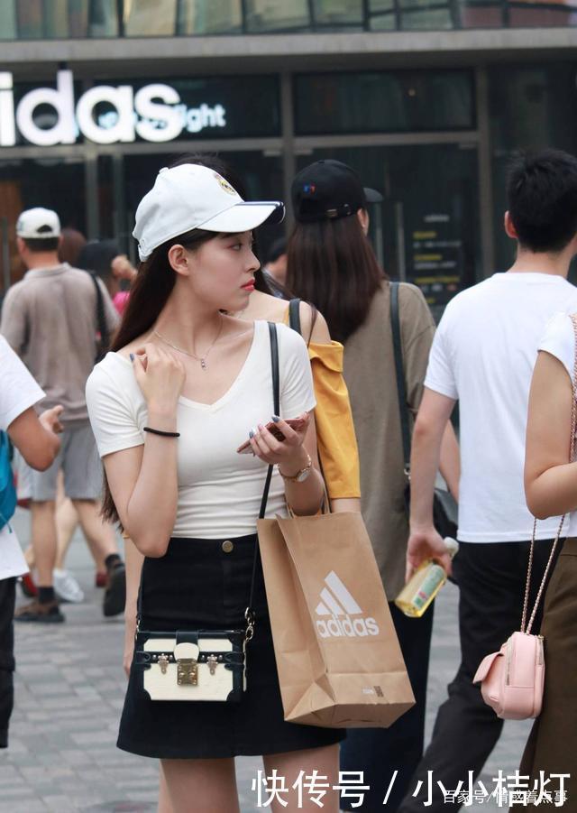 白色|时尚穿搭白色上衣搭配黑色短裙,简单好看