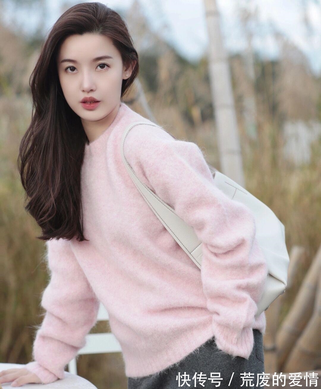 姐妹 冬天就适合穿“粉色毛衣”,保暖温柔又有格调,清新减龄又显气质