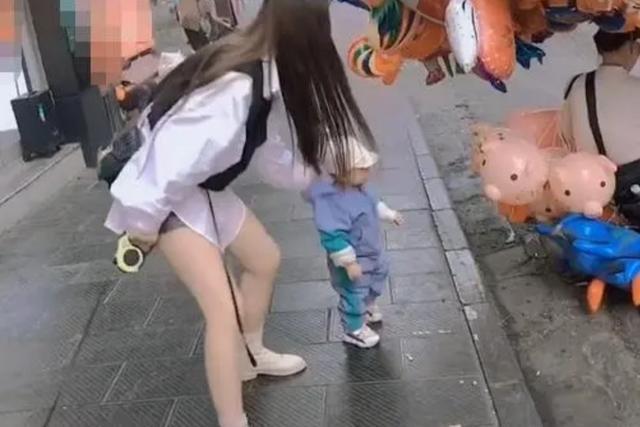 长记性|“最豪迈小姨”火了,孩子犯熊提溜起来就走,网友:是条汉子
